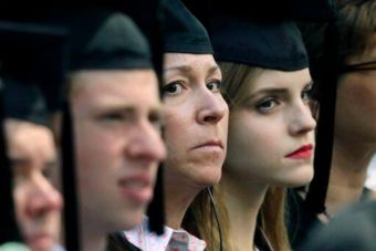 Emma Watson y su curiosa compañera de graduación