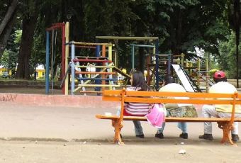 Nanas puertas adentro, padres puertas afuera