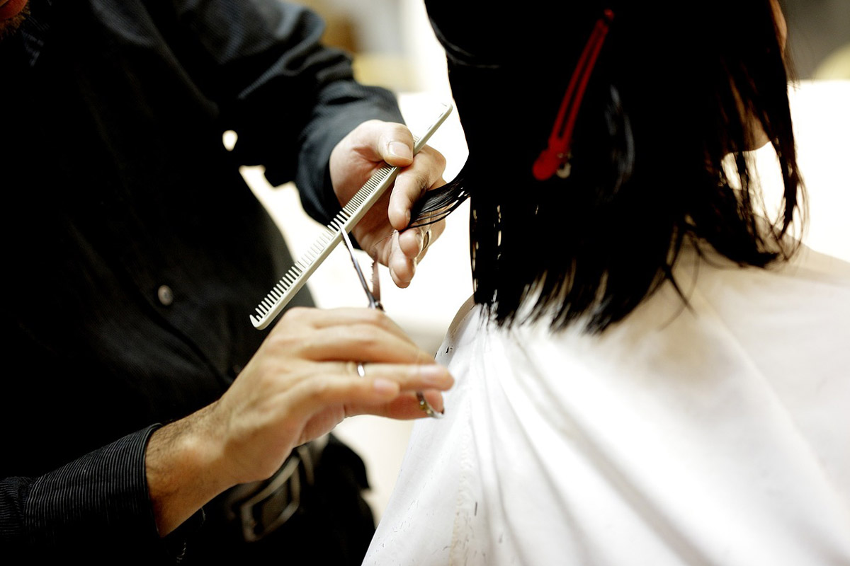 corte-de-pelo-por-profesiona-en-salon