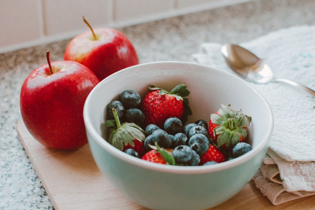 Bowl de frutillas con arándanos y manzanas. 