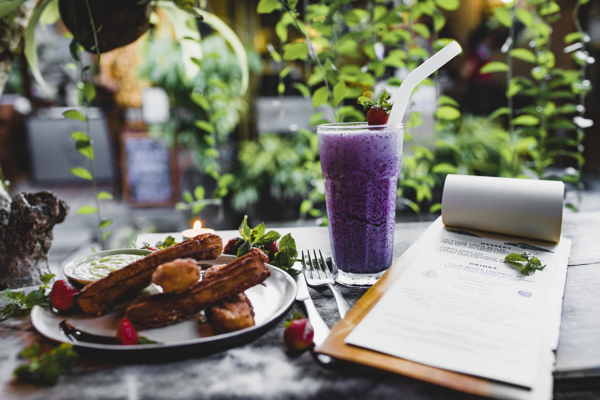 Batido de frutas más un plato de comida. 