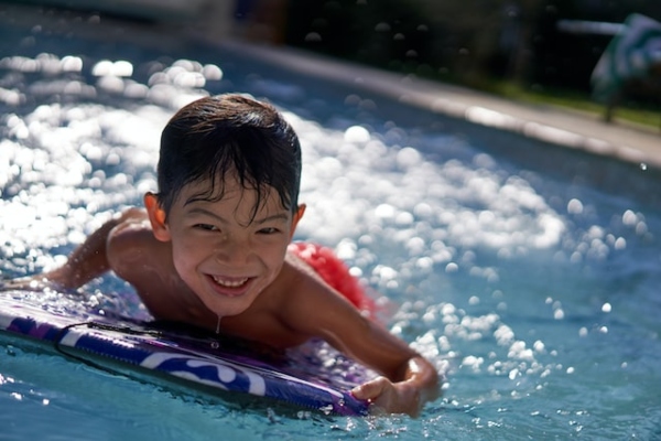 Niño bañándose en piscina