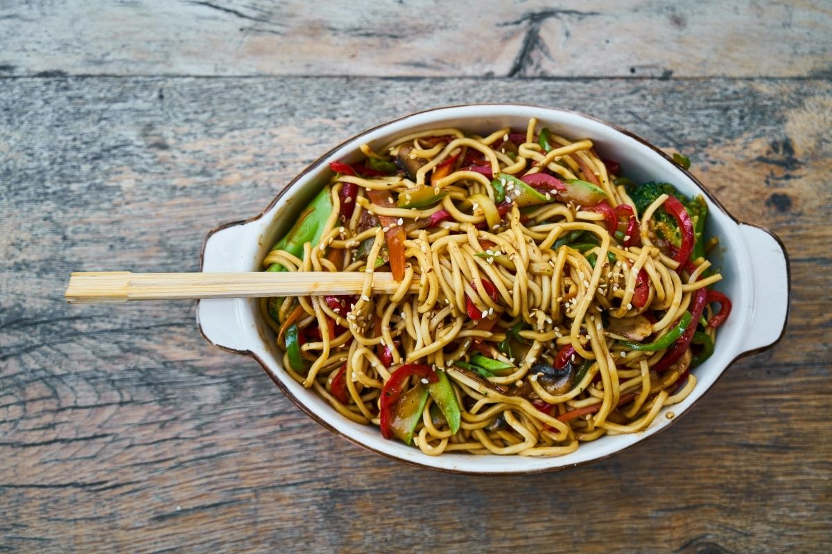 Plato de pastas salteado con vegetales. 