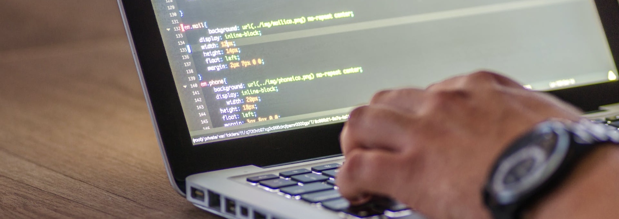Hombre con computador trabajando en la automatización de procesos de su pyme