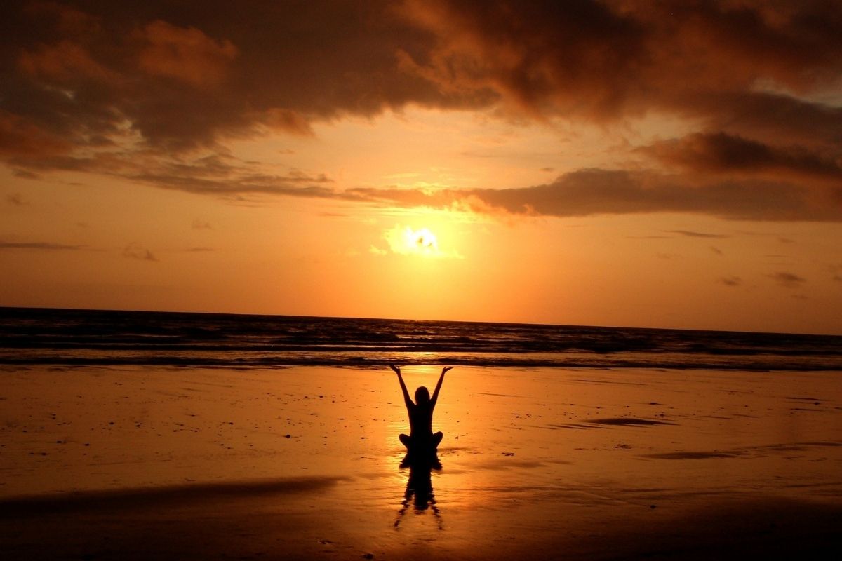 Mujer meditando en el mar. 