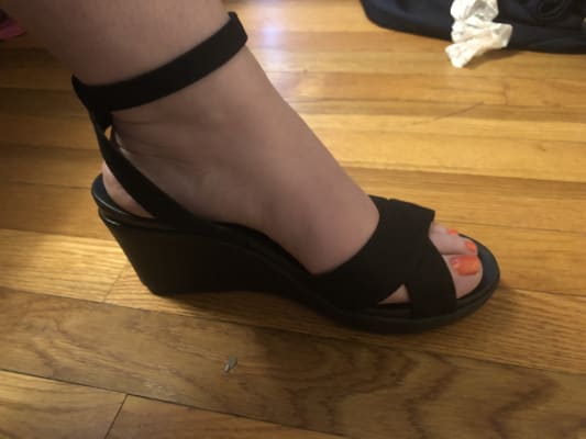 crocs women's leigh ii adjustable ankle strap wedge comfort sandal