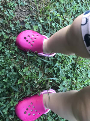 pink crocs on feet