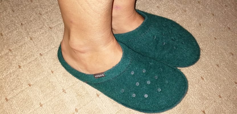 crocs classic slippers