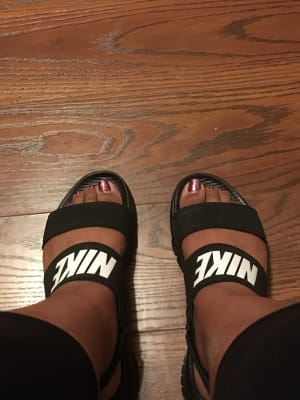 nike tanjun sandals on feet
