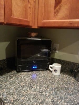 Whirlpool 0 5 Cu Ft Countertop Microwave Oven With 750 Watts