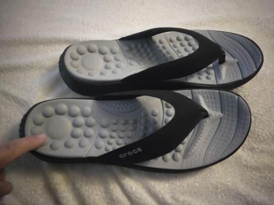 crocs rivera flip flops