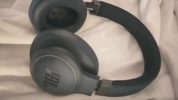 Jbl Live 650btnc Wireless Over Ear Noise Cancelling Headphones Black Musician S Friend - white earbuds for jammin music roblox