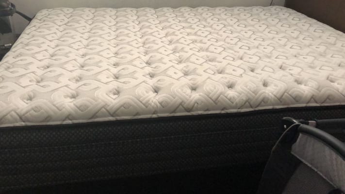 Sealy Response Performance Lakeview Drive Plush Eurotop Queen Size