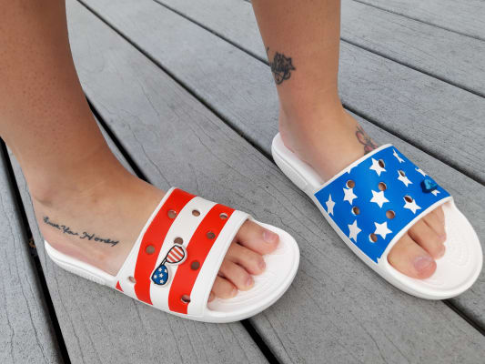 crocs american flag slides