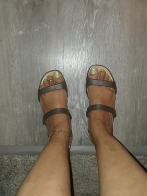 crocs women's cleo v flat sandal