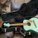 Very nice case - Fits Fender Malibu and Martin Dread Jr