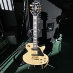 What an absolute beauty this guitar is!