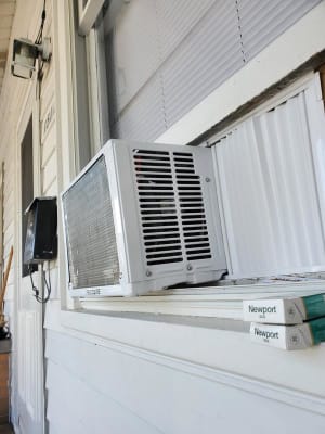 Ffra0511r1 Frigidaire 5 000 Btu Compact Air Conditioner For Windows