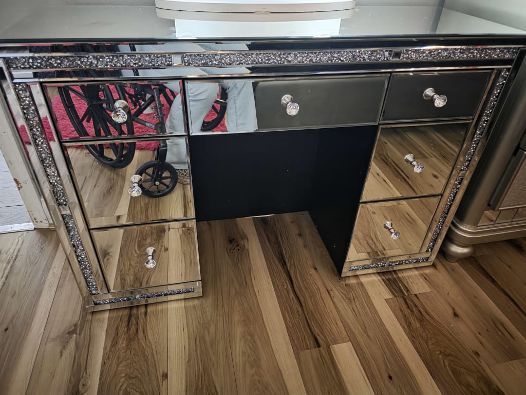 7-Drawer Mirrored Vanity Dressing Makeup Table with Sparkling Diamond - On  Sale - Bed Bath & Beyond - 39617869