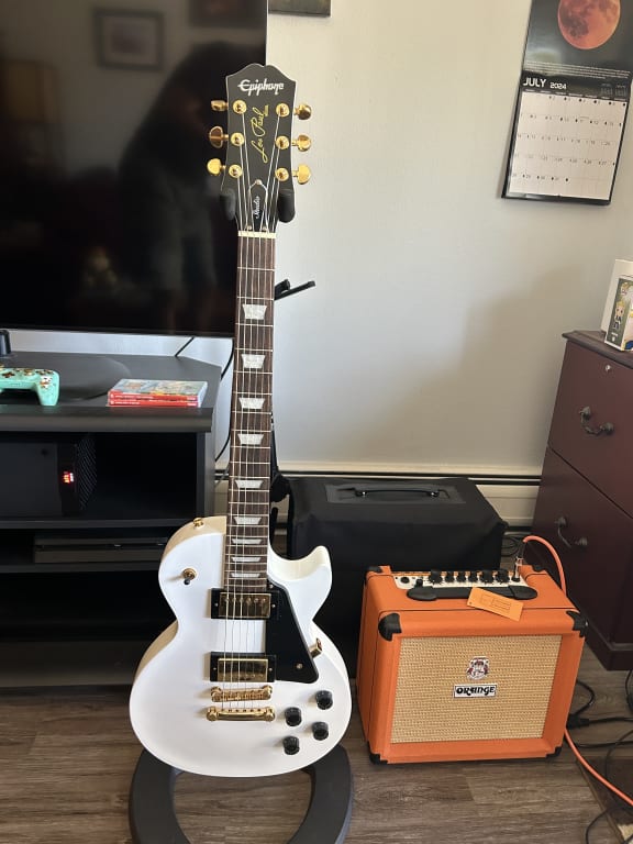 Epiphone Les Paul Studio Gold Limited-Edition Electric Epiphone Les Paul Studio Gold Limited-Edition Electric