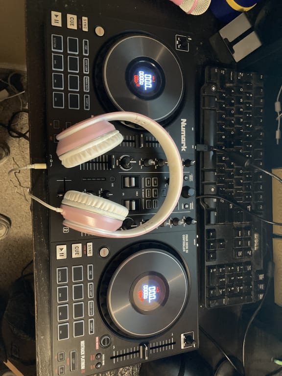 Numark Mixtrack Platinum FX 2-Channel DJ Controller | Guitar Numark Mixtrack Platinum FX 2-Channel DJ Controller | Guitar