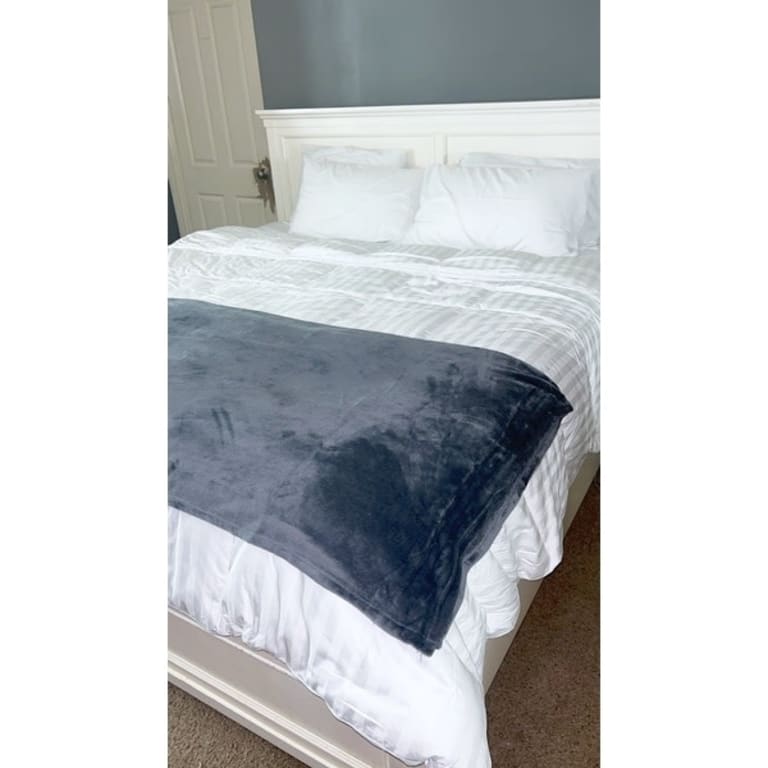 Hotel Grand Oversized Luxury Down Alternative Cotton Comforter On