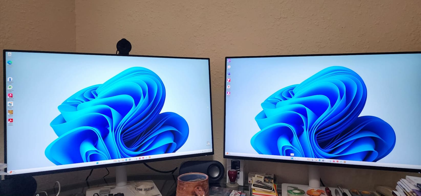 DELL LAPTOP - ODC1525002001RINB1/C3-100U/W11/8GB+512SSD/INTEL/15.6/1YR 3 on my desk and looking awesome