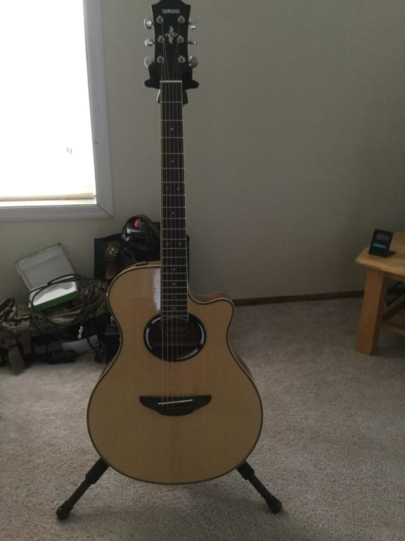 Open Box Yamaha APX500III Thinline Cutaway Acoustic-Electric
