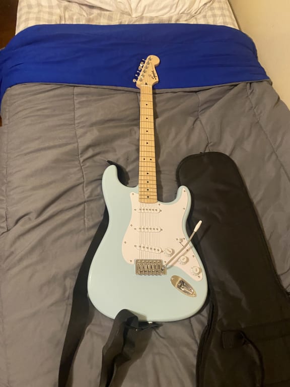 Squier Sonic Stratocaster Limited-Edition Maple Fingerboard