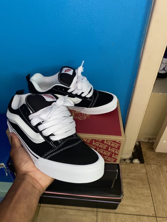 スニーカー VANS SS25 DPP (VN000CSE BA21) Knu Skool Suede Shoe in Black / White | Vans