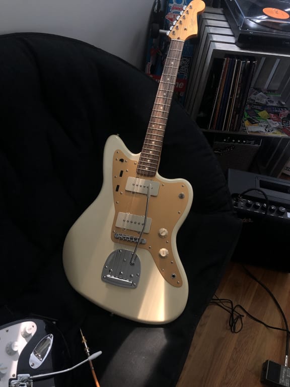 Squier J Mascis Jazzmaster Electric Guitar Vintage White Squier J Mascis Jazzmaster Electric Guitar Vintage White