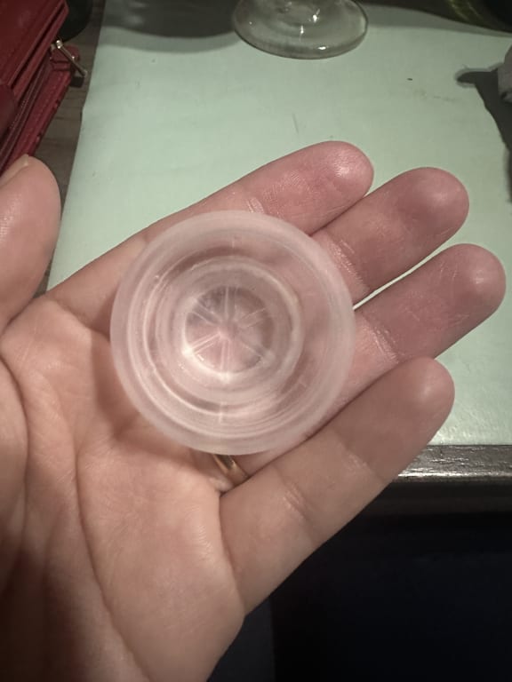 Tiene un pequeño orificio que no deja extraer