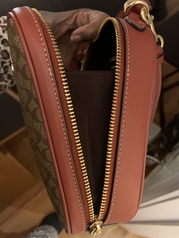 COACH PHONE CROSSBODY 🖤🤎💗🤍 Our new and convenient polished