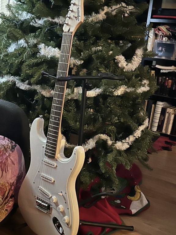 Squier Sonic Stratocaster Limited-Edition Electric Guitar Squier Sonic Stratocaster Limited-Edition Electric Guitar
