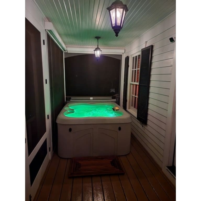 Lifesmart LS100DX 4Person 20Jet 110v Plug and Play Spa with Waterfall