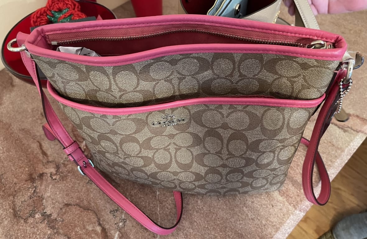 Coach cf422 Mollie Bucket 22 With Heart Cherry Print In Gold/Chalk