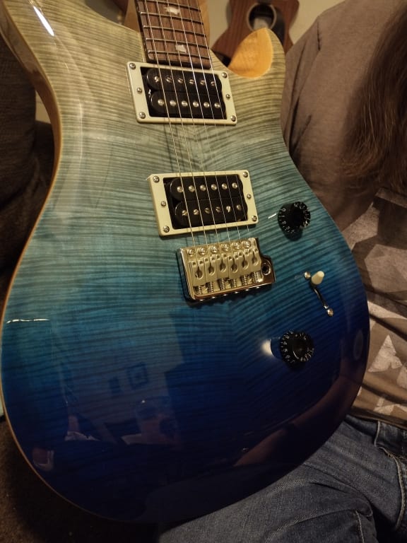 PRS SE Custom 24 Limited-Edition Electric Guitar Blue Fade PRS SE Custom 24 Limited-Edition Electric Guitar Blue Fade