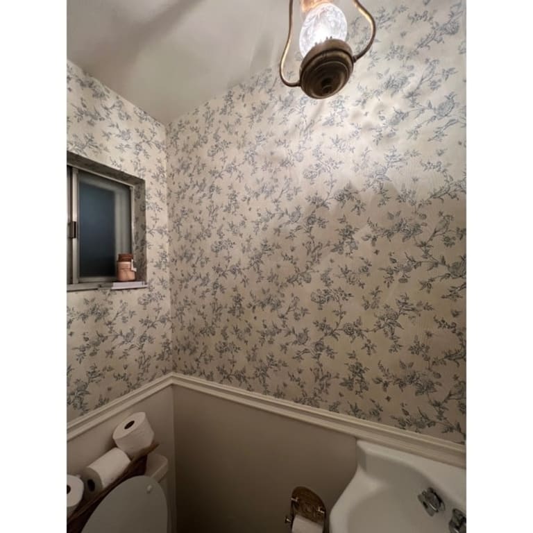 Duarte, Singapore Navy Toile, 33' L X 20.5" W, Wallpaper Roll Bed