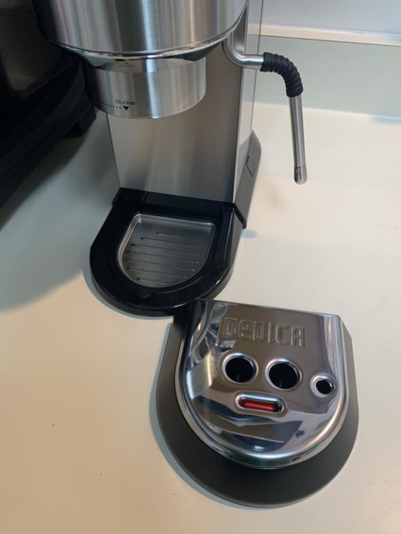 De'Longhi Dedica Arte 15 Bar Pump Espresso Machine - Bed De'Longhi Dedica Arte 15 Bar Pump Espresso Machine - Bed