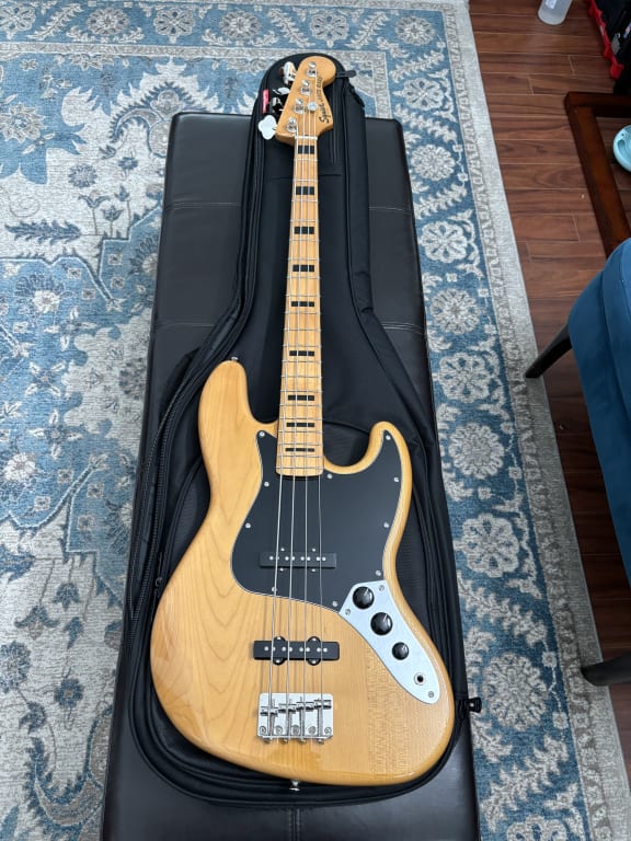 Squier Classic Vibe '70s Jazz Bass Maple Fingerboard Black Squier Classic Vibe '70s Jazz Bass Maple Fingerboard Black