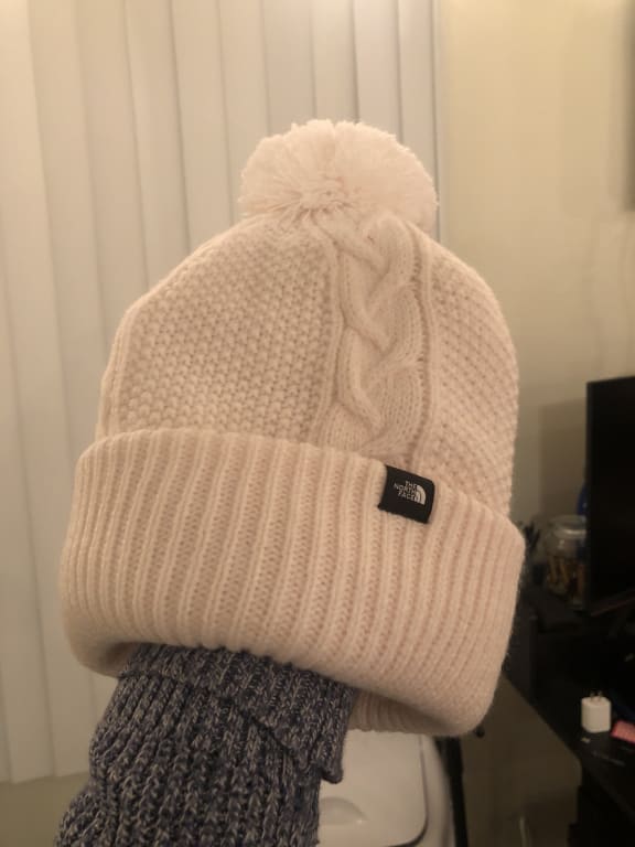 The North Face 
Women\'s Minna Cable-Knit Beanie in Ivory ~ Like New THE NORTH FACE CABLE MINNA GARDENIA WHITE SZ ONE SIZE BEANIE  main image 4