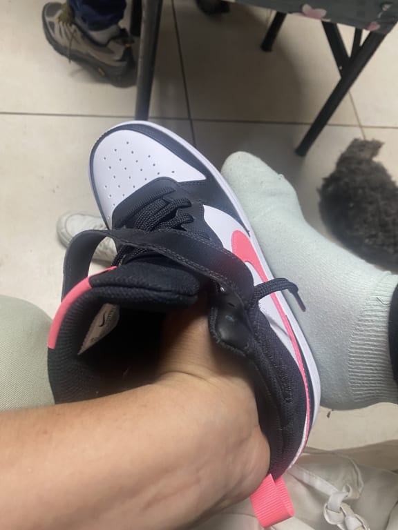 Envían zapatillas de hombre y no de mujer