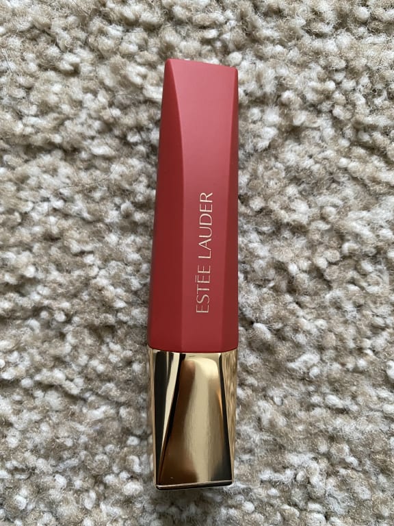 Estée Lauder UK on X: Smooth and sultry A formula filled with lip-loving  ingredients like nourishing Moringa Butter and hydrating Hyaluronic Acid  that stays put all day. NEW #PureColor Whipped Matte #Lipstick