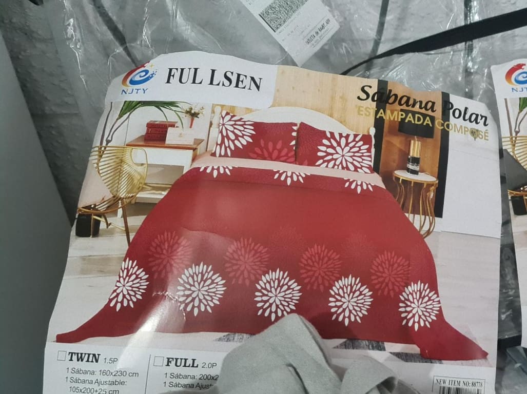 foto muestra almohadas del mismo diseño que la sabana