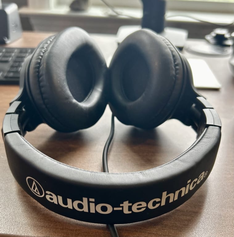 Audio-Technica ATH-M40x Closed-Back Professional Studio Audio-Technica ATH-M40x Closed-Back Professional Studio