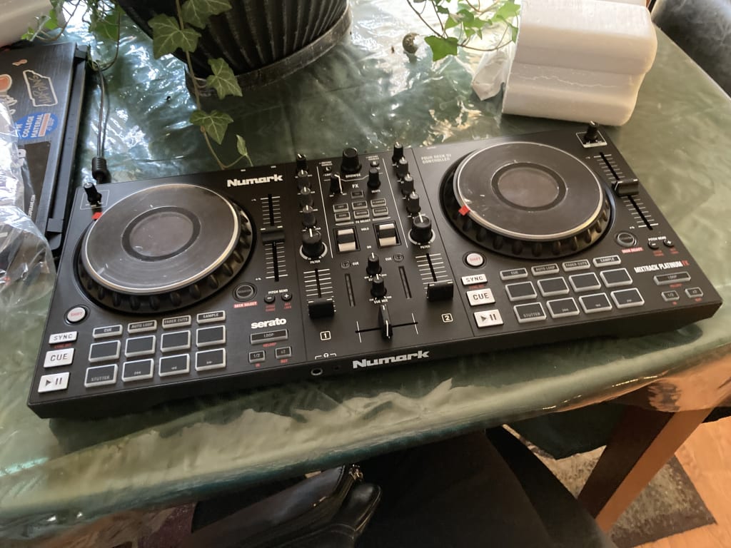 Numark Mixtrack Platinum FX 2-Channel DJ Controller | Guitar Numark Mixtrack Platinum FX 2-Channel DJ Controller | Guitar