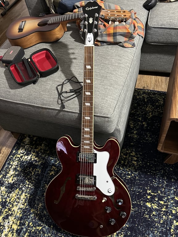 Epiphone Noel Gallagher Riviera Semi-Hollow Electric Guitar Epiphone Noel Gallagher Riviera Semi-Hollow Electric Guitar