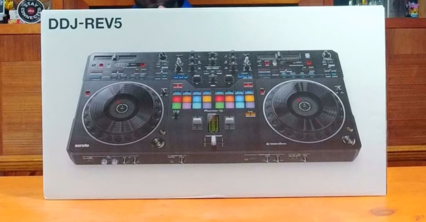 Pioneer DJ DDJ-REV5 Open Format DJ Controller Black | Guitar Pioneer DJ DDJ-REV5 Open Format DJ Controller Black | Guitar