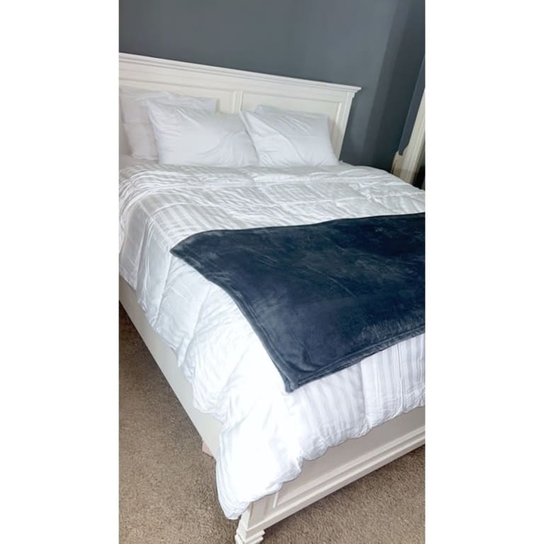 Hotel Grand Oversized Luxury Down Alternative Cotton Comforter On