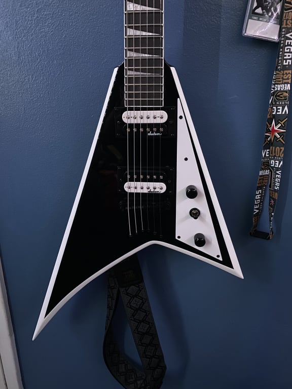 Jackson JS Series Rhoads JS32T Electric Guitar Black and Jackson JS Series Rhoads JS32T Electric Guitar Black and